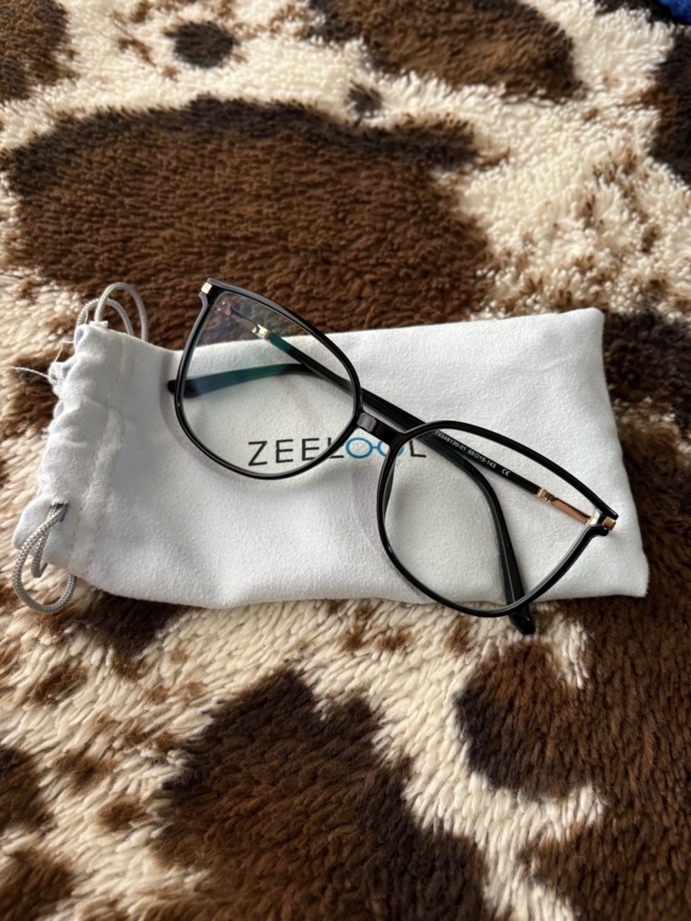 ZEELool Black Women's Fashion Glasses - Sleek Cat-Eye Style